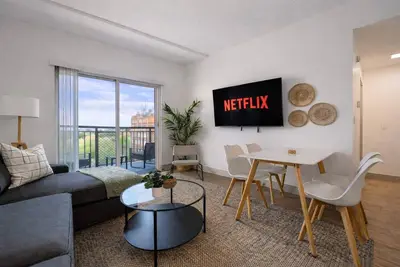 Image de Uptown 4 Bed w Balcony Downtown, Parking