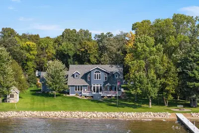 Image de New! Open for Ice Fishing Extravaganza weekend! Spacious lake cabin with 9 beds