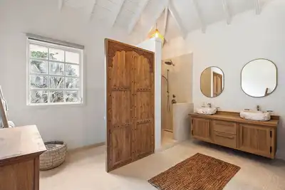 Image de Four-bedroom luxurious nature-focused home.