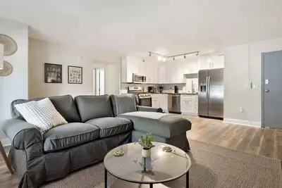 Walkable 2br in East Liberty - Parking