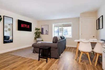 2br East Liberty Apt | King | Parking