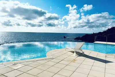 Image de Vue mer sublime, piscine chauffée, jardin, accès mer direct sur la Corniche d'or