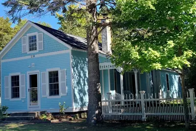 Image de Charming updated cottage in the heart of Leland. Walk to all the amenities.