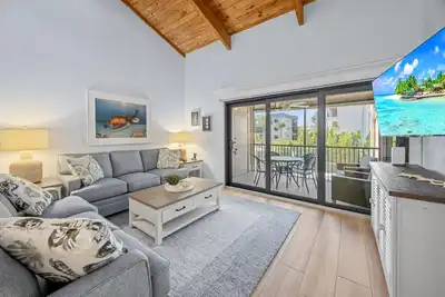 Image de Spacious Beachside Condo with Loft, Heated Pool, and Tropical Views