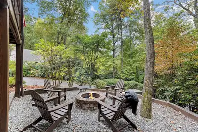 Image de Deck, Fire Pit & Game Room! Wooded Cashiers Escape