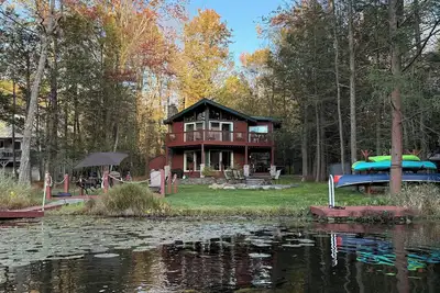 Image de Lakefront Retreat with Kayaks, Firepit & Space for the Whole Crew