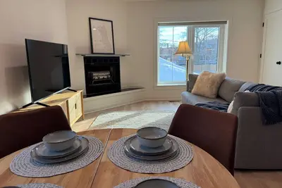 Image de Detached, private, spacious, free garage, fast wifi, 5min to metra in Ravenswood