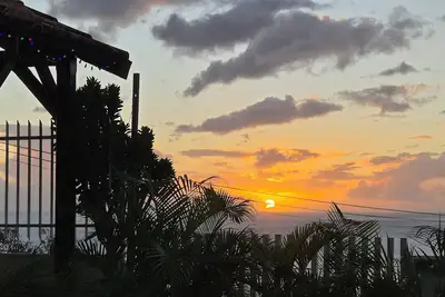 Image de Ti Kay Vet- Logement avec vue du coucher de soleil sur la mer depuis le jardin