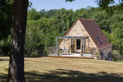 Image de Gîte 2* avec piscine partagée et charme rustique en pleine nature