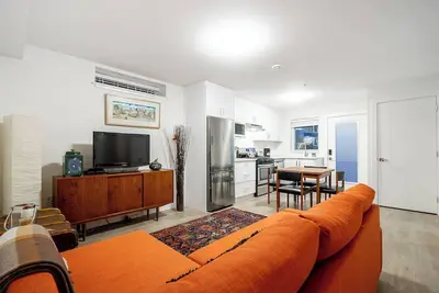 Image de Stylish New 2br suite | Full Kitchen & Laundry