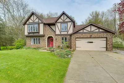 Image de Stately Tudor Near Wineries, Airport, Hiking