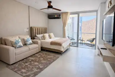 Image de Elegant studio with balcony | 1 block from the beach