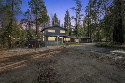 Image de Retreat home tucked away in the forest, perfect for big groups, near Bass Lake