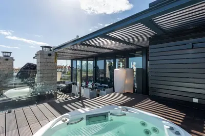 Image de Penthouse Grand Noir | Jacuzzi extérieur | Près d'Oura