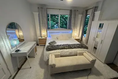 Image de 8br • 2 Kitchens • Walk to Ut • Huge Tv • Massage