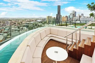 Image de Valley Getaway - Rooftop Pool - Parking - Sleeps 6