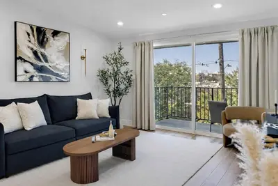 Image de Modern 1br/1ba OakLawn – Near Uptown & Medical District W/ Free Parking + Ev