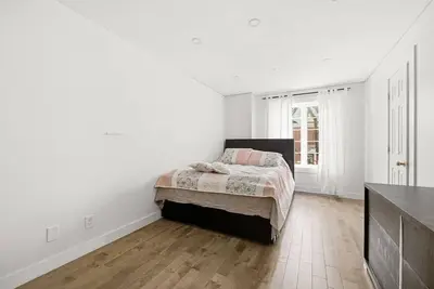 Image de Cozy townhouse, just a 10-minute walk to Metro or Bois-Franc train station.