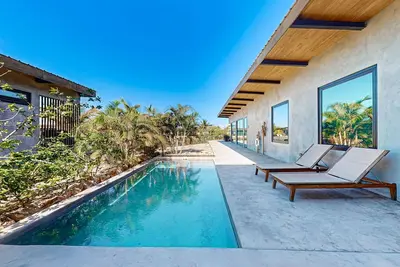 Image de Luxury villa in gated community with tropical garden, pool & pet friendly