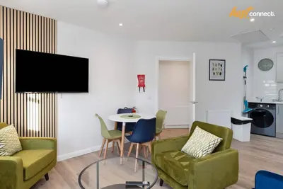 Image de Comfortable 2 Bed Airdrie Flat w Private Parking