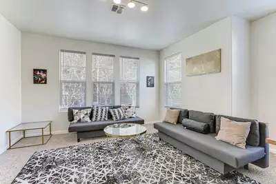 Image de Walk to Bart Station: Richmond Townhome w/ Balcony