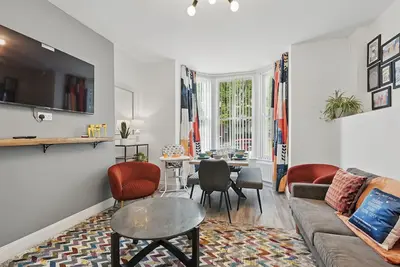 Image de Great for groups, 7 bedroom 4 bathroom 2x parking by StaybyNumbers