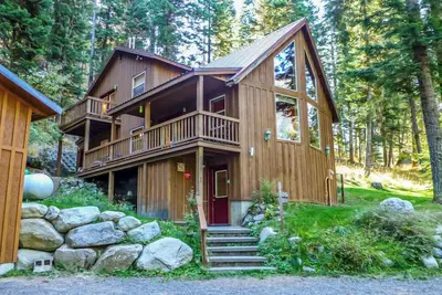 Image de J7 is a spacious tri-level home near Wallowa Lake | treetop views, private decks, sleeps 6, no pets