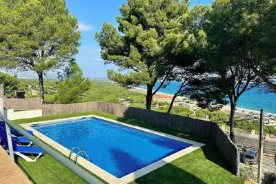 Image de Villa avec piscine et vue spectaculaire sur la mer près de la plage