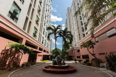 Image de Family Condominium in the heart of manila located at California Garden Square!