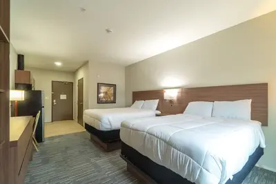 Image de 2 Comfortable & Family-Friendly Rooms w/ Kitchenette and Free Parking