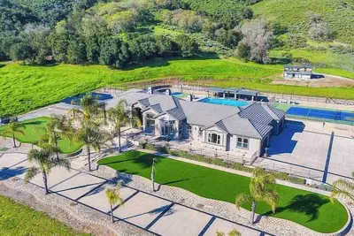 Image de 5600 sqft on 40 acres, 5 beds, 4 baths, swimming pool, Tennis Basketball courts.