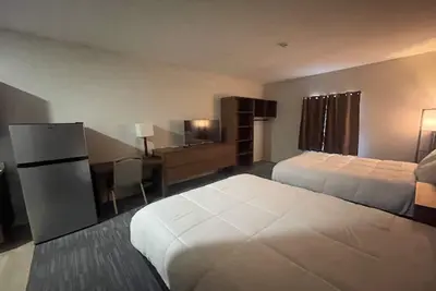 Image de 3 Modern Family Rooms w/ Kitchenette + Free Parking Near Lake Charles