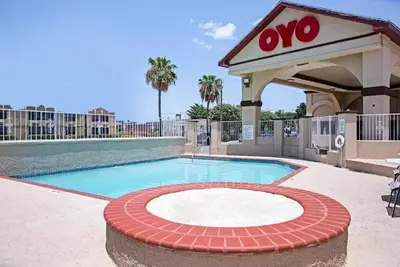 Image de 1 Unit Premium 2 Queen Bed | Outdoor Pool Getaway • Pet Friendly & Free Parki