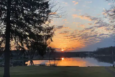 Image de Cruising the Huron River Chain of Lakes! 3bed/2. 5 bath Lake Front Home