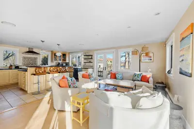 Image de Mermaid House- A Sunny Seaside Escape