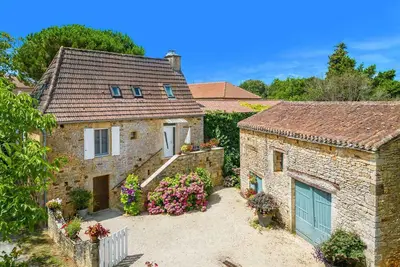 Image de La Maison Fleurie - Deux Chambres Villa, Couchages 4