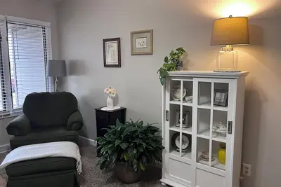 Image de Sparkling clean, super convenient 2-bdrm townhome in charming Chatham