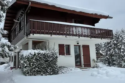 Image de Chalet de famille de 140m2 à 100m du lac et du centre au calme, rénové en 2026.