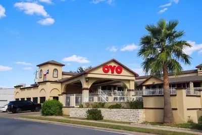 Image de 1 Unit | Premium 2 Queen Bed Retreat • Stylish Pool + Pet Friendly + Free Parkin