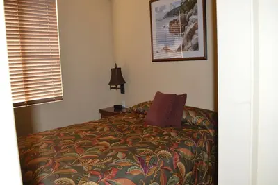 Image de Soak in Refreshing Coastal Breezes From This Inviting Room Designed for Families