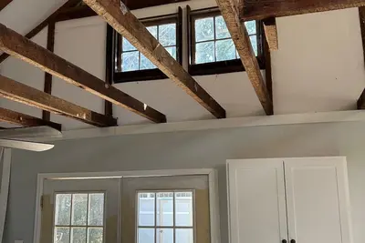 Image de Fully Restored, Quiet, Private, Carriage House, Exposed Beams, Walk Downtown