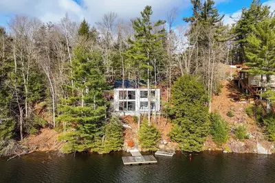 Image de This cottage is along the tranquil banks of the Muskoka River. 4 bed - 3bath