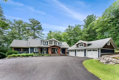 Image de Beach House: Lake Rosseau Retreat with Private Beach, Hot Tub & Putting Green