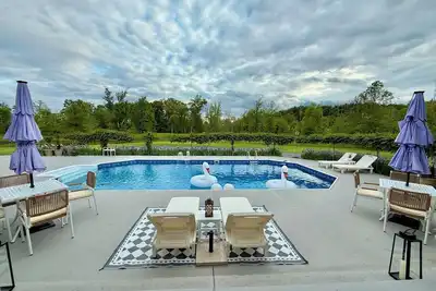 Image de Pool House with Private Creek, Fire Pit, Outdoor Dining + Modern Design