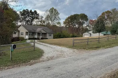 Image de Relaxing 2-bedroom house on a back country road. \nPrivate deck in wooded area.