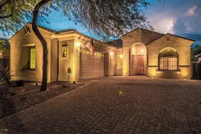 Image de Beautiful 3-bed, 2-bath home featuring a private pool and an excellent location.