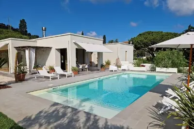 Image de Elegant, modern, with a large private swimming pool