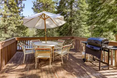 Image de Cozy Lakeshore Cabin Near Skiing, Hiking & Fishing