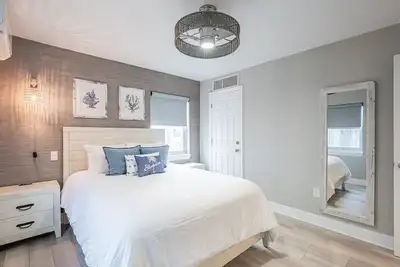 Chic Coastal Hideaway w/ Stunning Bayfront Scenes