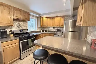 4 min from Mt Snow! 4 bd, 2. 5 bath